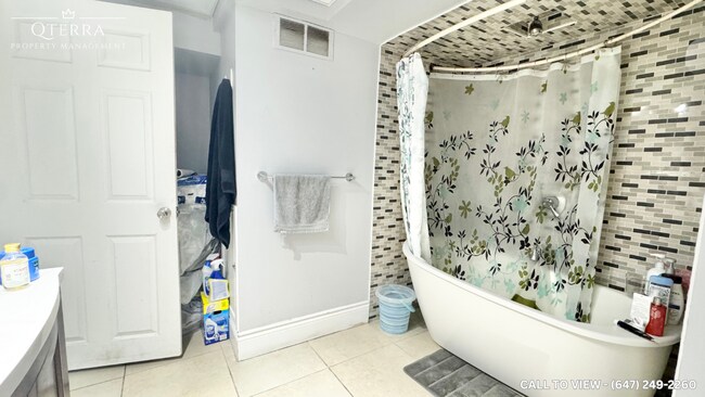 Building Photo - 560 Gillies St