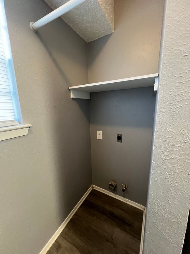 Building Photo - Two Bedroom Duplex with Garage and Covered...