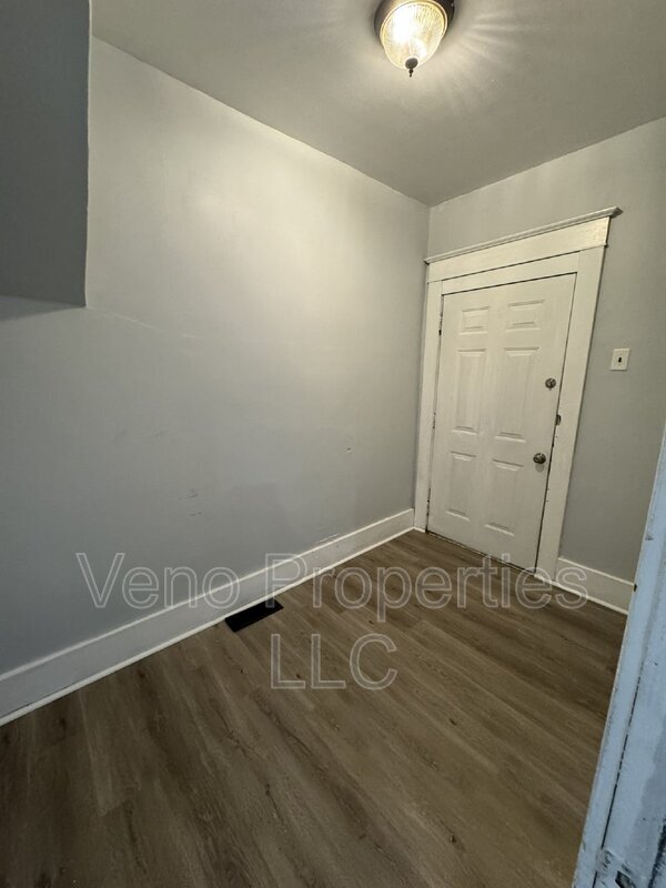 Building Photo - 513 Seneca St