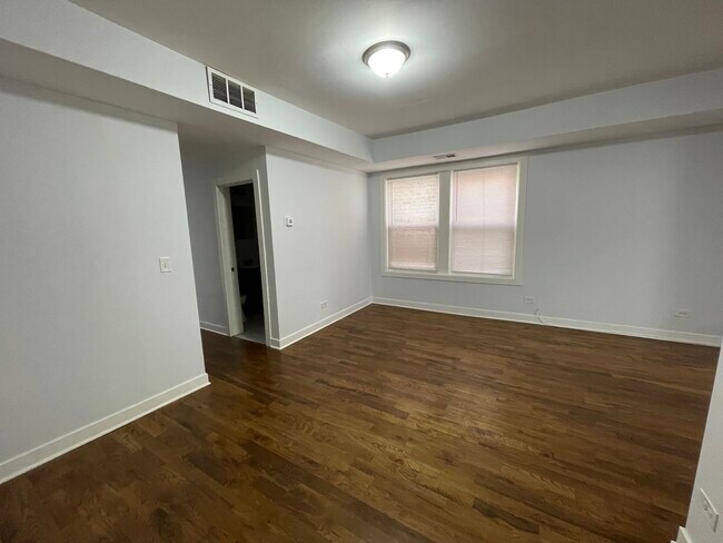 Foto del edificio - 636 N Sawyer Ave