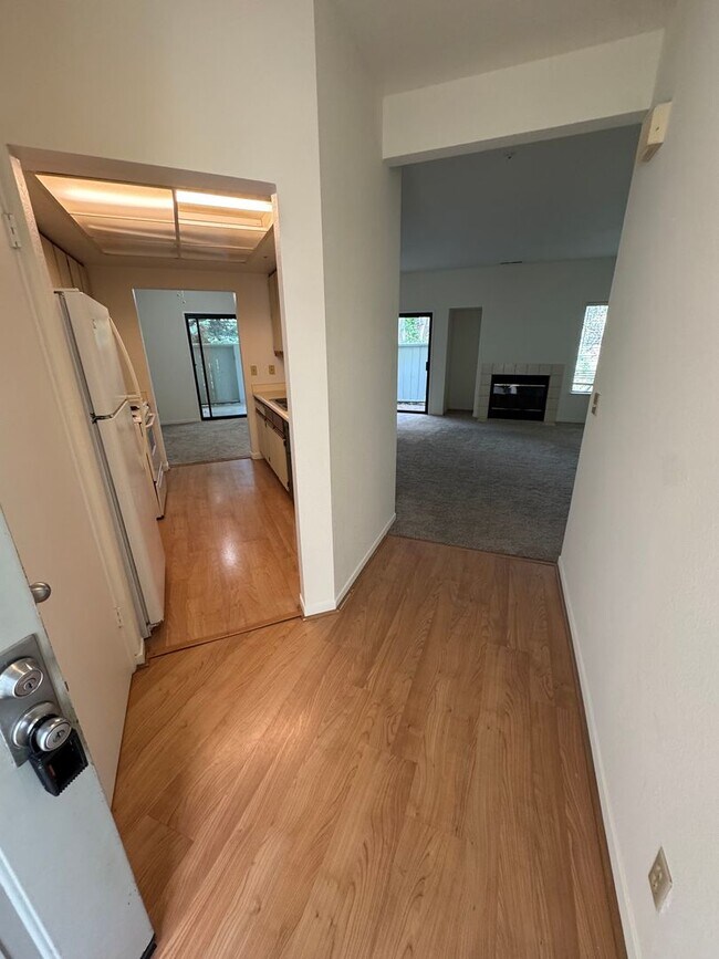Building Photo - Single Level Lower Condo at Woodside Terrace