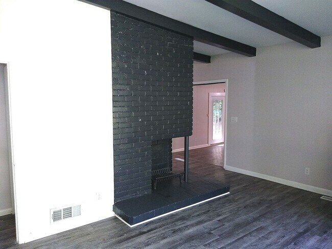 Building Photo - 3 bedroom 1.5  bath in East Point, GA