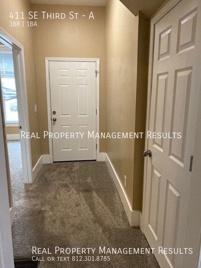 Building Photo - 3 Bedroom, 1 Bath Duplex Downtown