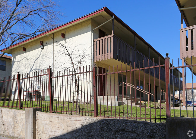 Foto del edificio - El Rancho Escondido Apartments