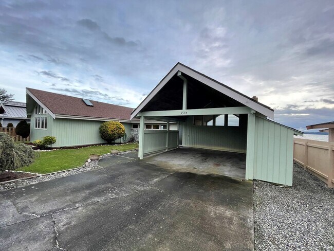 Building Photo - Beautiful Waterfront Home!