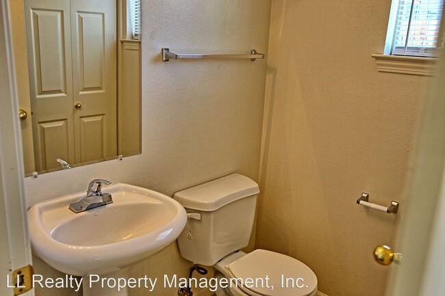 Building Photo - 500 Village Dr