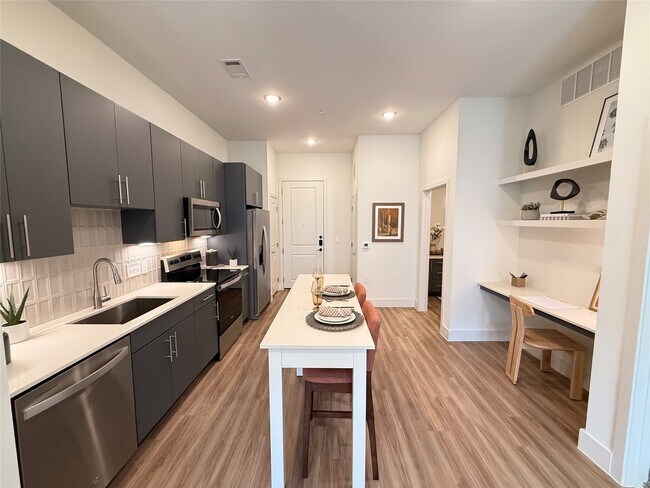 Foto del edificio - 641 W Crosstimbers St