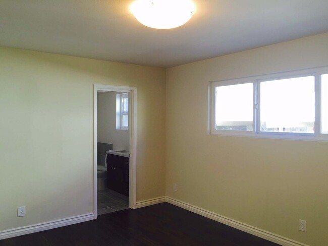 Building Photo - 1 Bedroom + Den / 2 Bathroom / 2 Parking T...