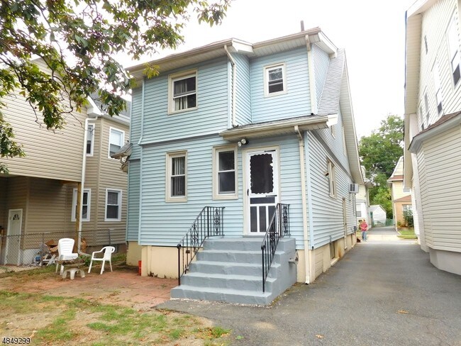 Building Photo - 17 Clinton St
