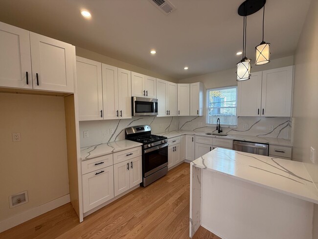 Building Photo - Stunning Newly Renovated 2BR Home in Brewe...