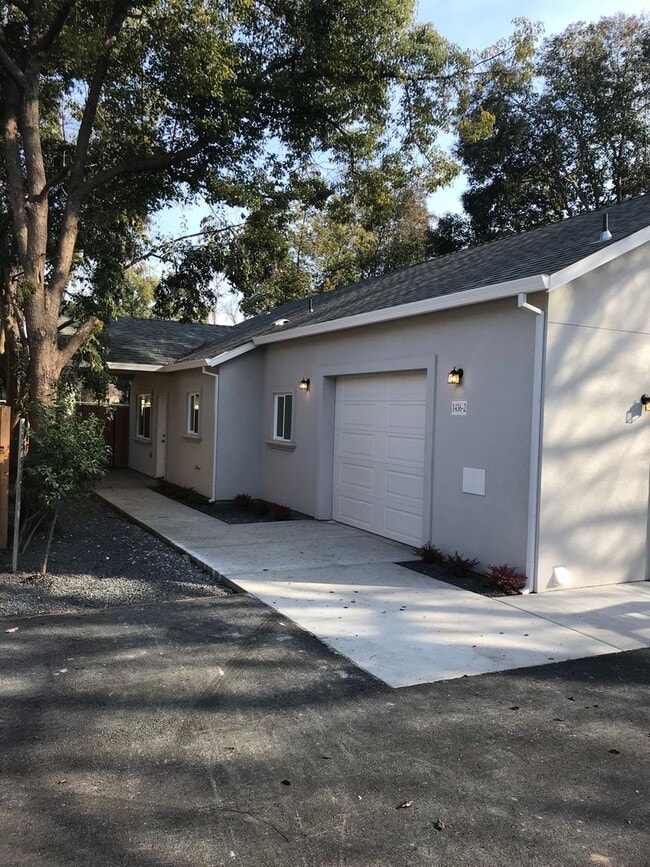 Building Photo - Newly Built Home with 3 (Yes 3) Primary Suites complete with full Bathroom in ideal location!