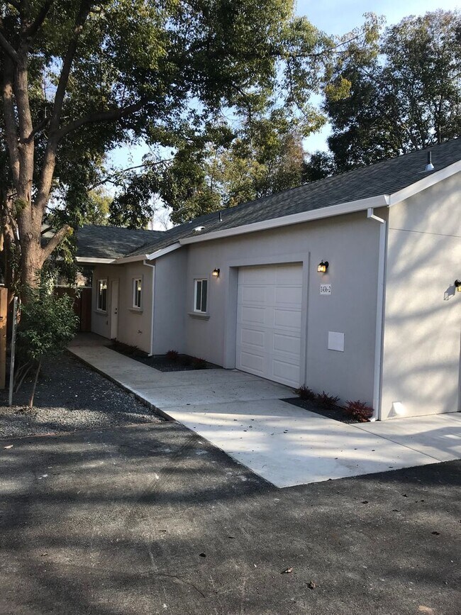 Foto del edificio - Newly Built Home with 3 (Yes 3) Primary Suites complete with full Bathroom in ideal location!