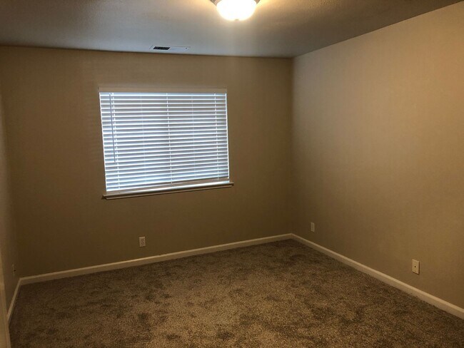 Building Photo - 1165 Dog Leg Dr