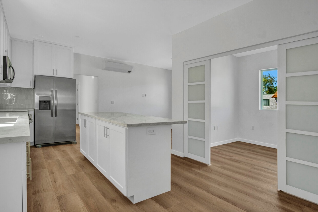 Primary Photo - 13804 Moorpark St