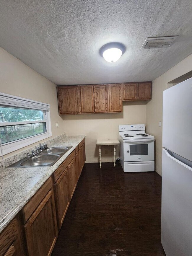 Foto del edificio - Three Bedroom One Bathroom Home For Rent !!