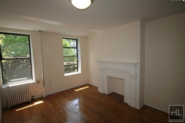 Foto del edificio - Great 2 bedroom apartment on EAST 5 STREET