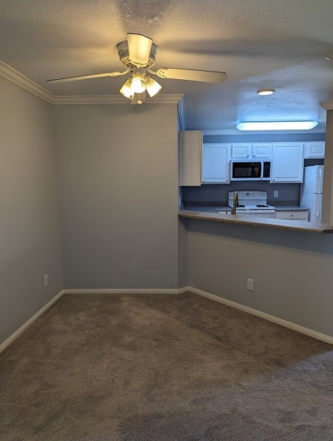 Foto del edificio - 2 Bed-2 Bath Single Story 2nd floor condo at The Verano La Jolla