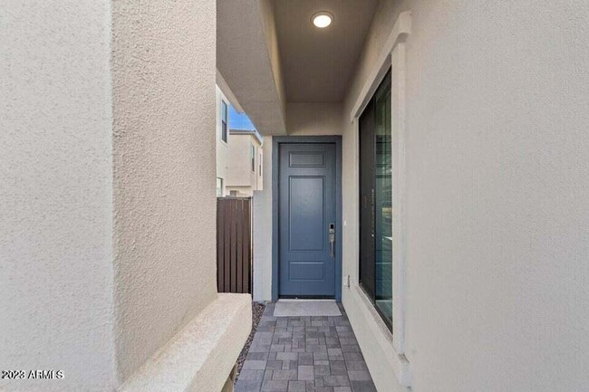 Building Photo - 4815 E Village Dr