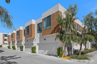 Building Photo - 1055 32nd St