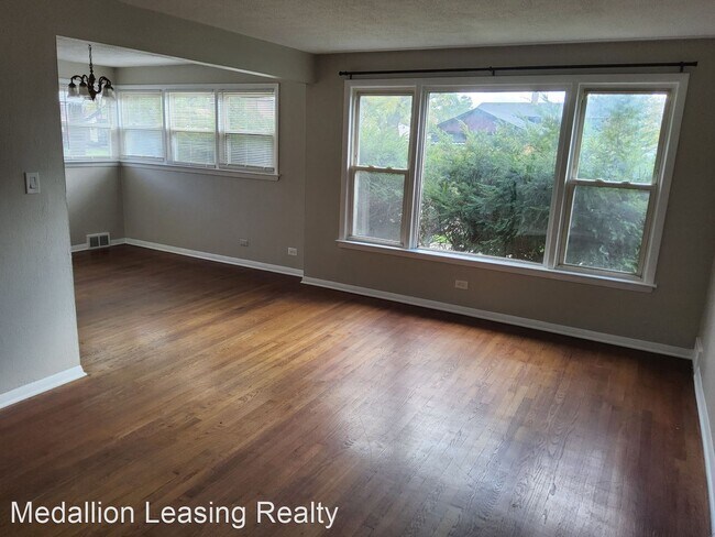 Building Photo - 4 br, 1.5 bath House - 916 W 129th Pl