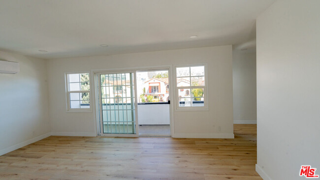 Building Photo - 835 S Sherbourne Dr