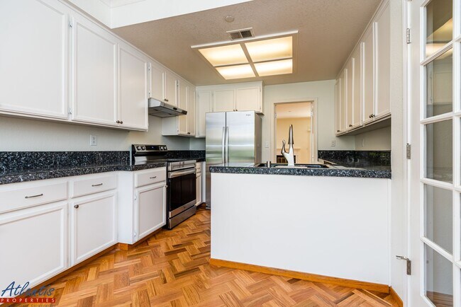 Foto del edificio - Beautiful Townhouse | Desirable Location