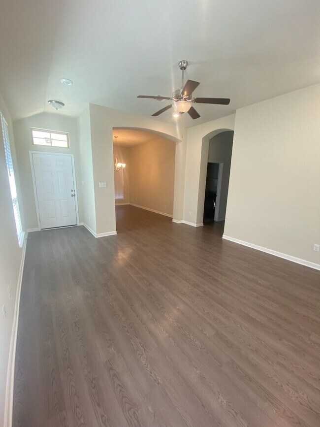Building Photo - Beautiful 3 bed 2 bath Available for Febru...