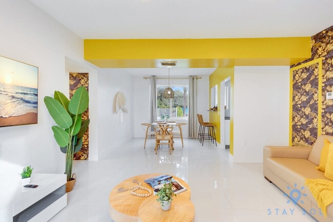 Building Photo - 809 S Ocean Dr