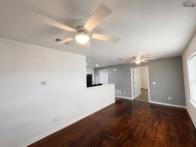 Building Photo - 406 2nd St