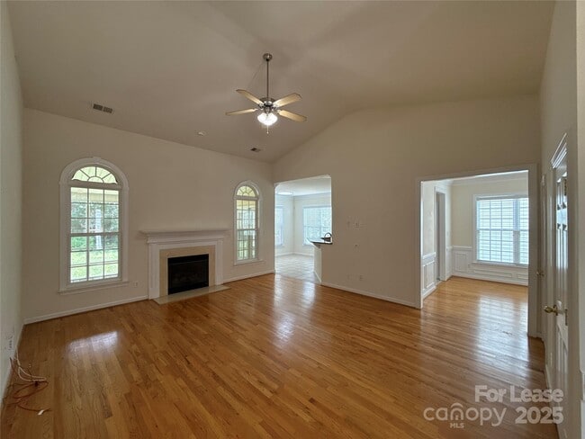 Building Photo - 9535 Numenore Dr