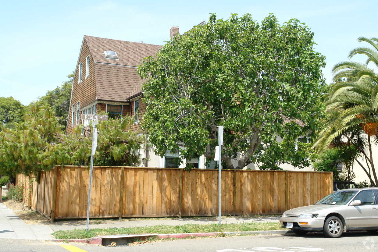 Primary Photo - 2447 Derby St