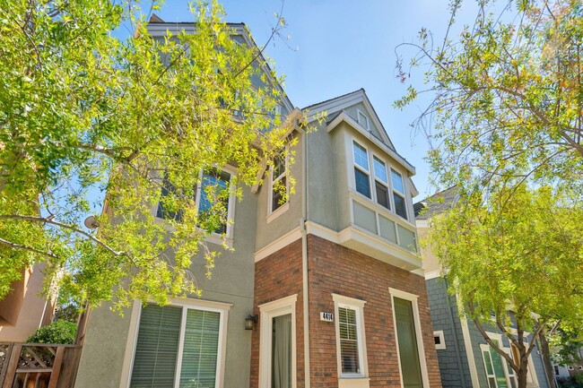 Building Photo - DETACHED HOME NEAR THAMIEN PARK