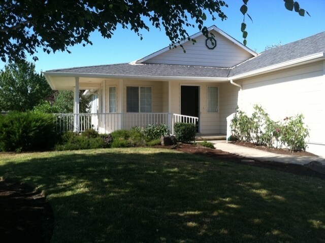 Building Photo - 3 Bedroom Home with Deck and Fenced Yard