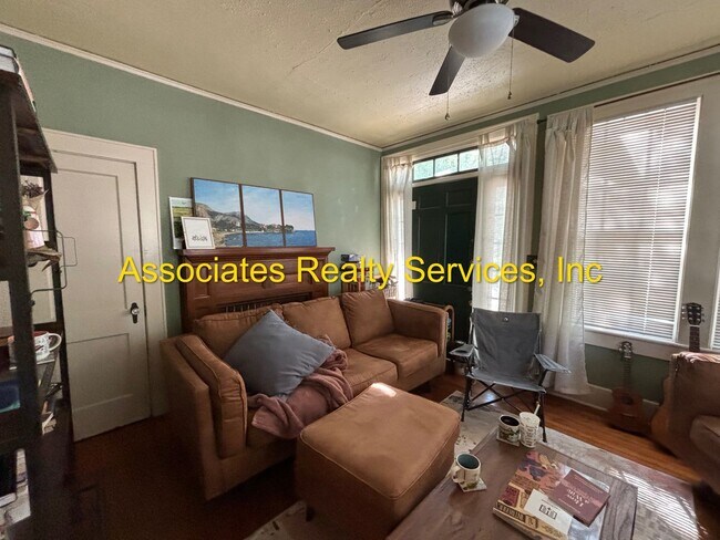 Building Photo - One Bedroom One Bath Near UF ***NO PETS***
