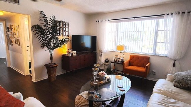 Foto del edificio - 412 S Cypress Rd