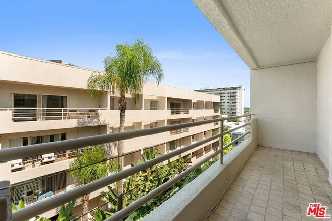 Building Photo - 1131 Alta Loma Rd