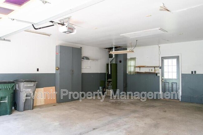 Building Photo - 616 Scott St