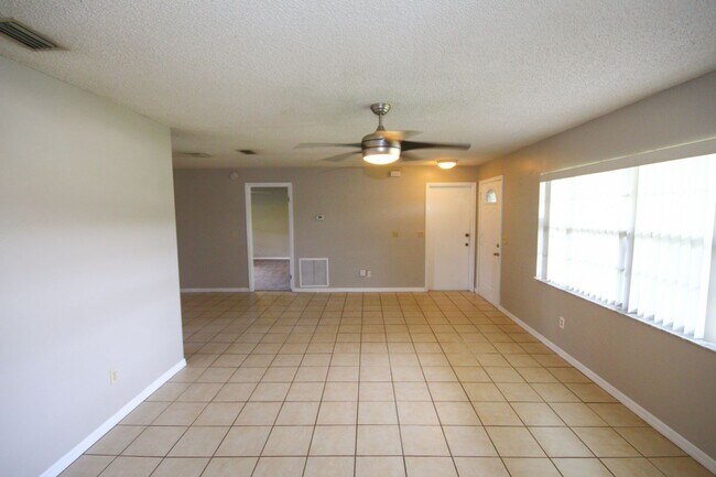 Building Photo - Lovely 3 Bedroom, 2 Bathroom Home in Deltona!!