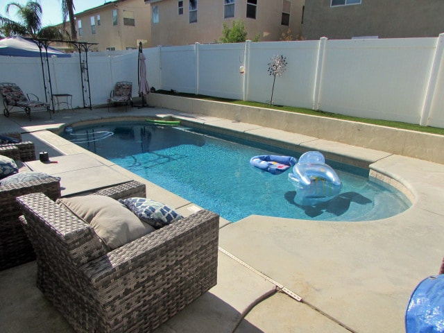 Foto del edificio - 4 bedroom 2.5 bath sparkling pool home in Perris!
