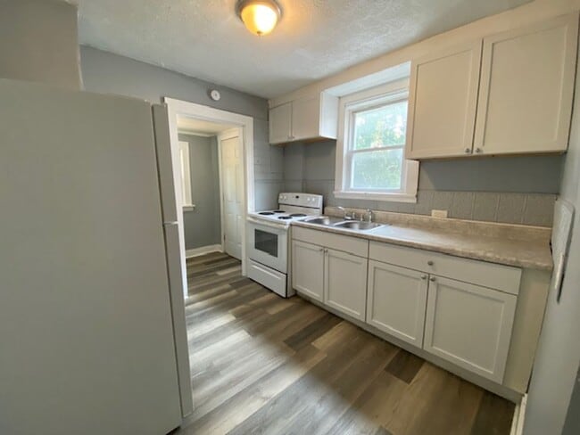 Building Photo - Roomy Goodyear Heights 5-Bed with Finished...