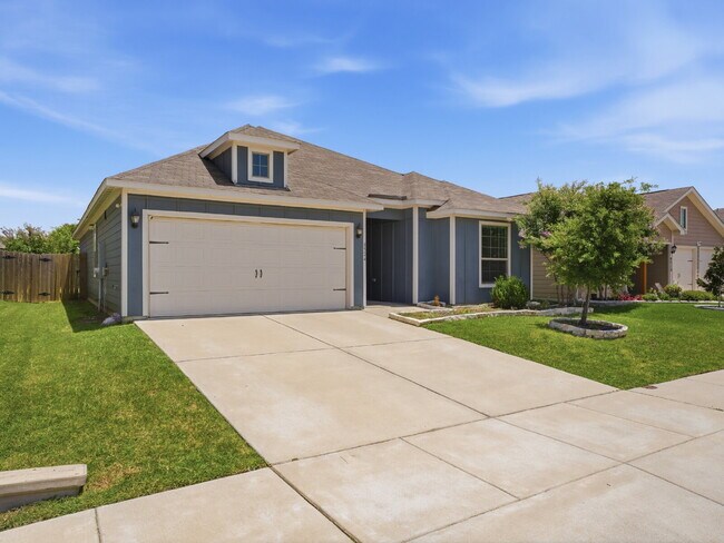 Building Photo - "Charming 4-Bed Oasis with 2 Baths in Fort Worth – Spacious 1,724 Sq Ft Gem!"