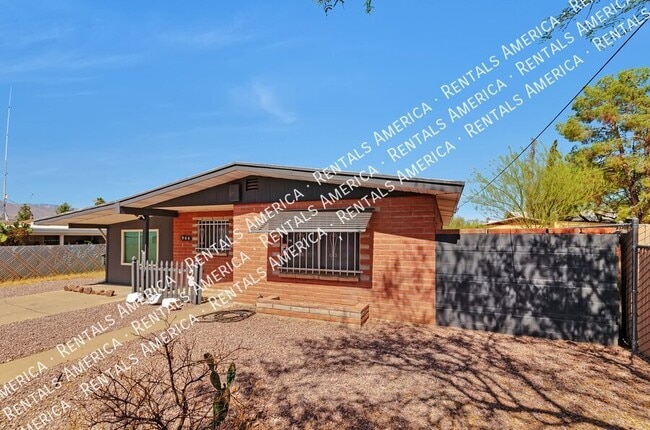 Building Photo - 944 N Catalina Ave
