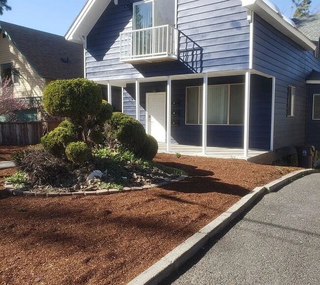 Building Photo - Updated 2 Bd 2 Ba 1050 sq/ft unit w/ laundry & off-street parking 1/2 Month Free Rent