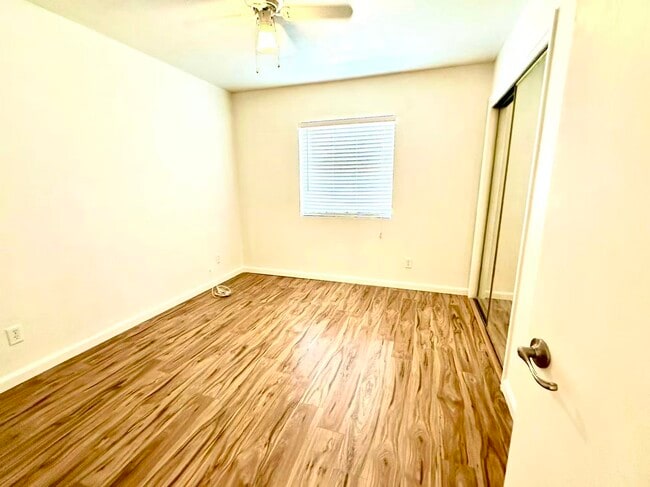 Building Photo - 1056 W Hackamore St