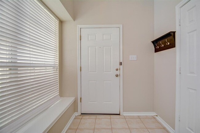 Building Photo - 5723 Vinemont Ln