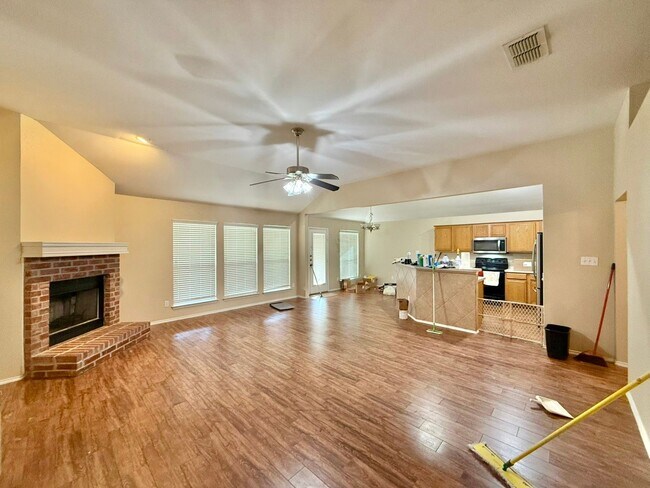 Building Photo - 3 Bedroom, 2 Bathroom Home in Lindale!