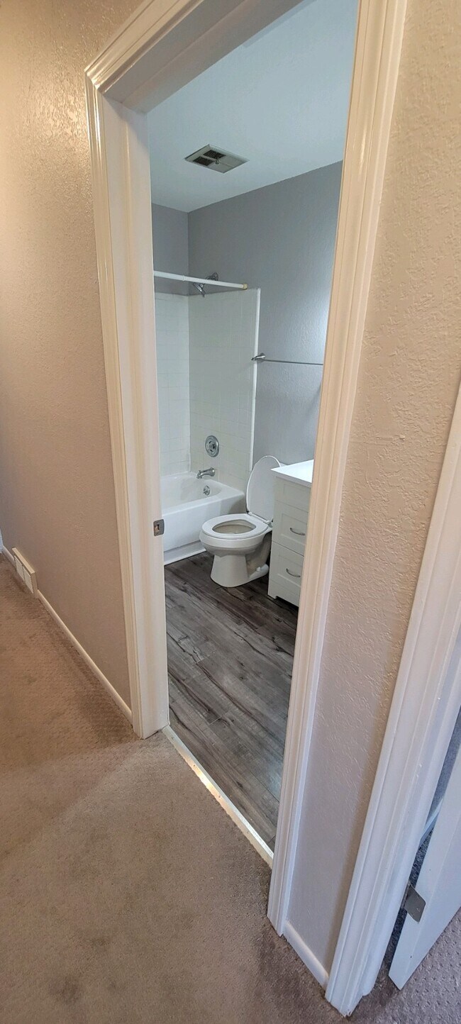 bath - 5400 Maple Rdg