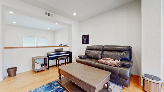 Building Photo - "Coming Soon" 3-Bedroom in Santa Clara- $4...