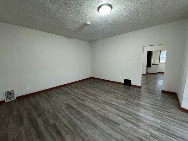 Building Photo - eld200