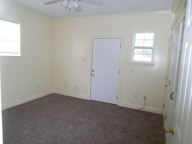 Building Photo - 2 Bedroom, 1 bath home in Marrero